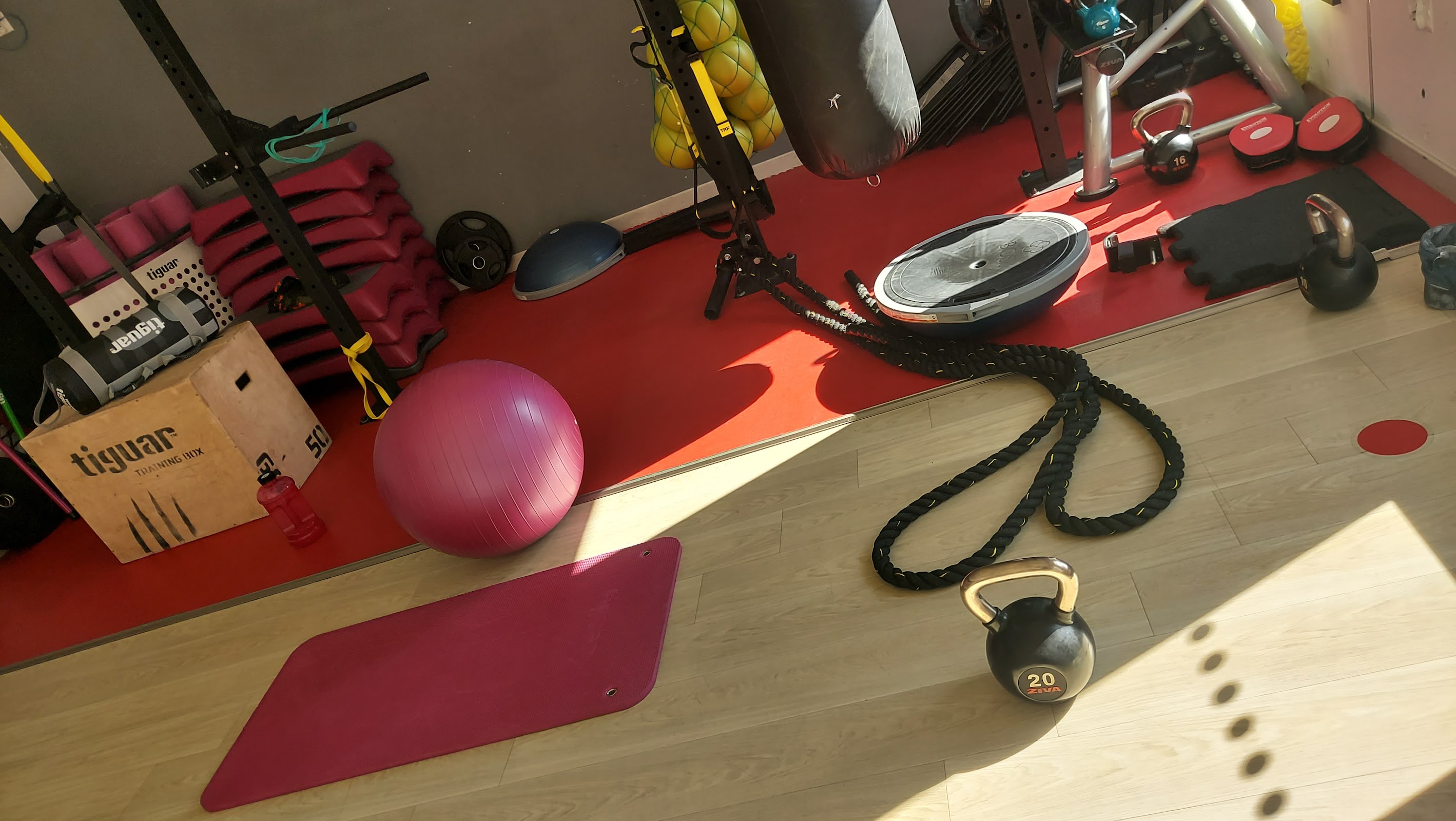 Strefa funkcjonalna - kettlebells, piłki, liny treningowe