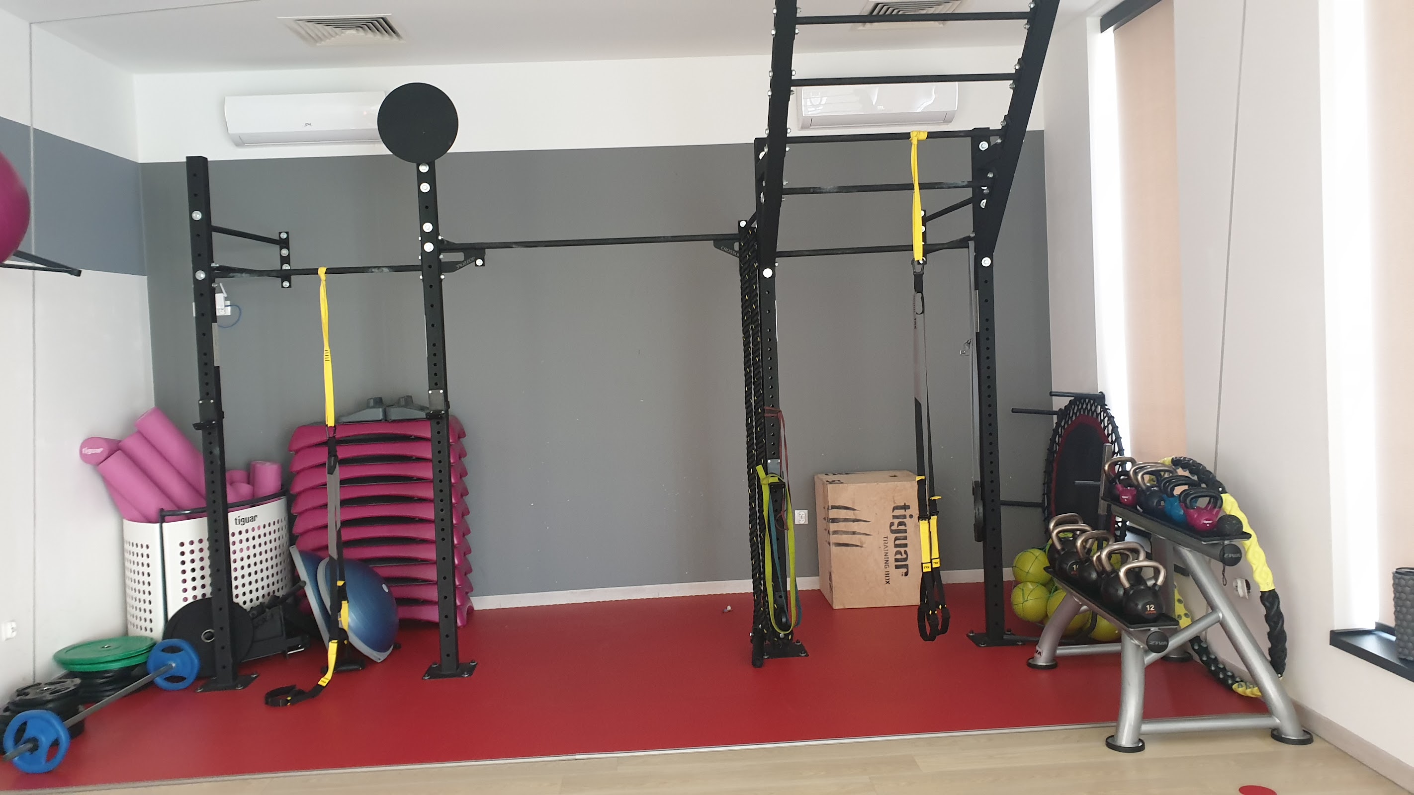 Siłownia Atletix Łask - strefa cross trening z drążkami i TRX